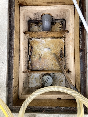 【保育園】グリストラップ全面での油分固形化（廃棄費用・環境負荷軽減）