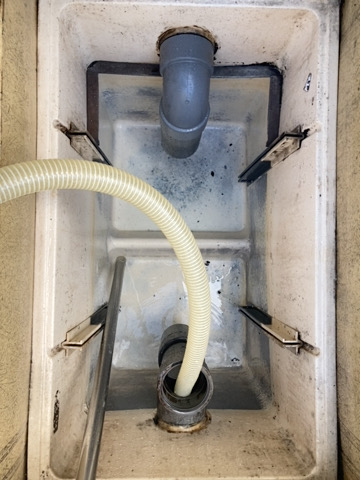 【保育園】グリストラップ全面での油分固形化（廃棄費用・環境負荷軽減）