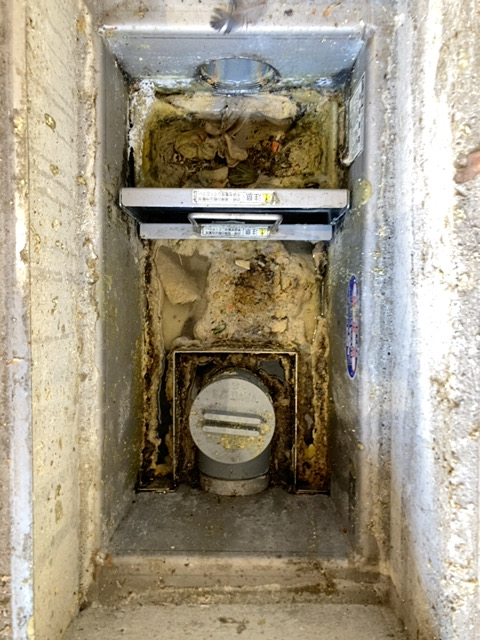 油脂の固形化が進んでしまうと・・？(悪臭/害虫/厨房環境の悪化)