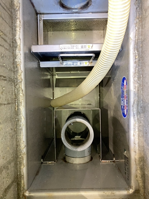 油脂の固形化が進んでしまうと・・？(悪臭/害虫/厨房環境の悪化)