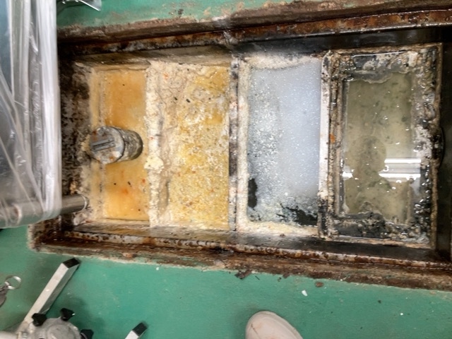 不衛生で手間がかかるグリストラップ清掃…ついつい手付かずに