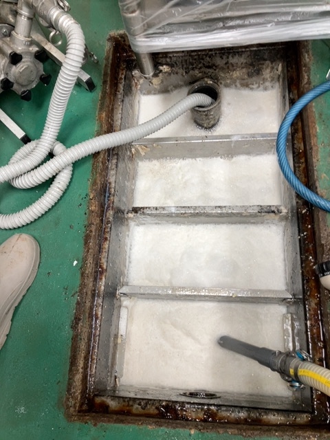 不衛生で手間がかかるグリストラップ清掃…ついつい手付かずに