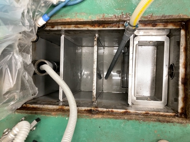 不衛生で手間がかかるグリストラップ清掃…ついつい手付かずに