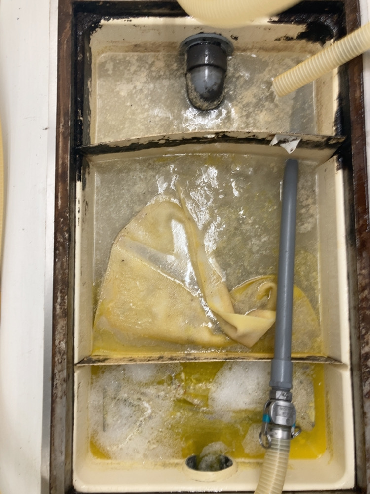 グリストラップ内の油脂分を石けん水に変化させそのまま排水できる工法です