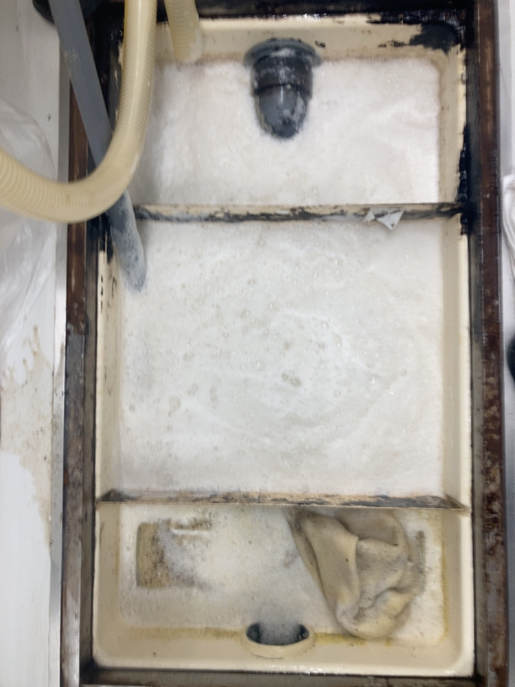 グリストラップ内の油脂分を石けん水に変化させそのまま排水できる工法です