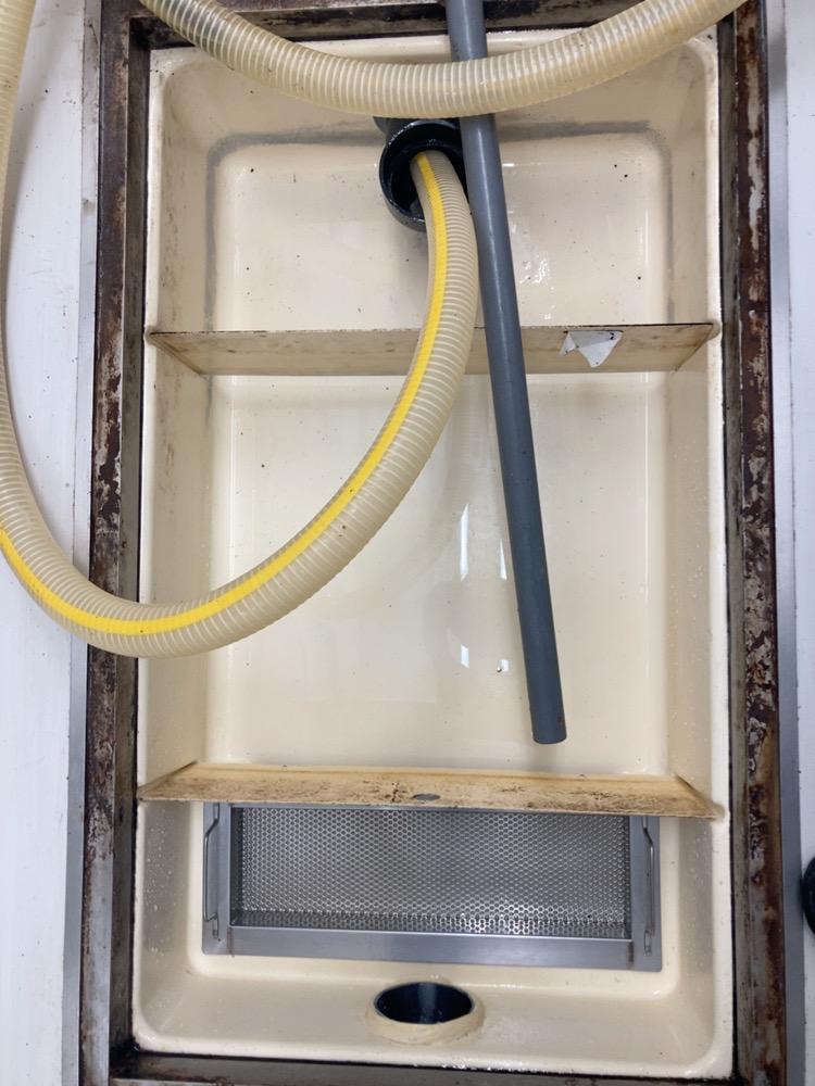 グリストラップ内の油脂分を石けん水に変化させそのまま排水できる工法です