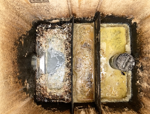 グリピカは廃油を石けん水に変えて槽内までピカピカに！清掃後はそのまま排水ができます