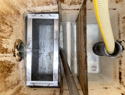 グリピカは廃油を石けん水に変えて槽内までピカピカに！清掃後はそのまま排水ができます